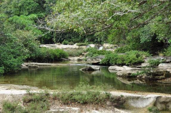 Caminhada até o rio que corta o Rio Blanco National Park, no sul de Belize